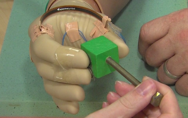 LOF__Researchers_in_Cleveland_VA_Medical_2614580000_13479739_ver1.0_640_480-640×400